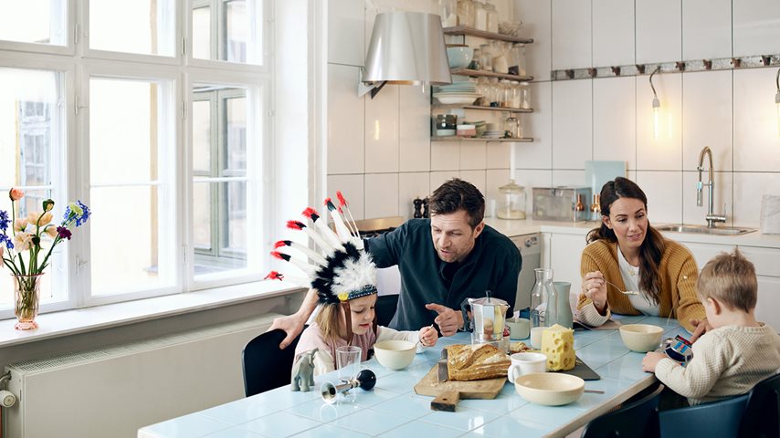 Familie ved køkkenbord